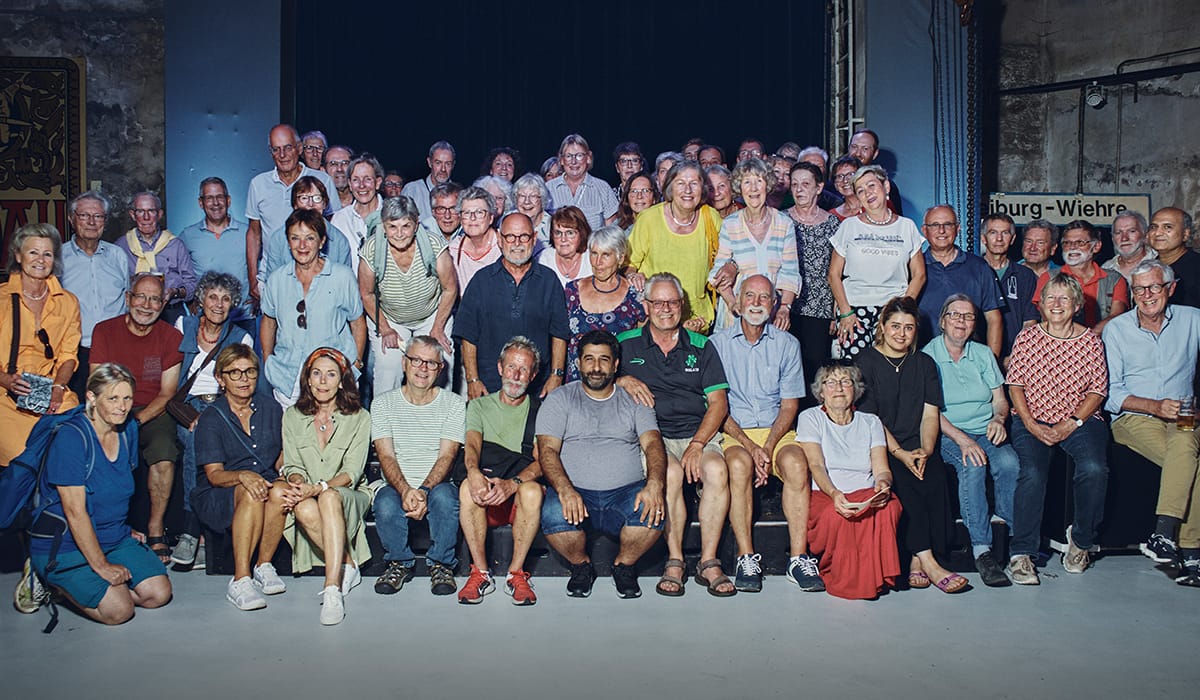 Gruppenfoto des Teams mit zahlreichen ehrenamtlichen Helfern.