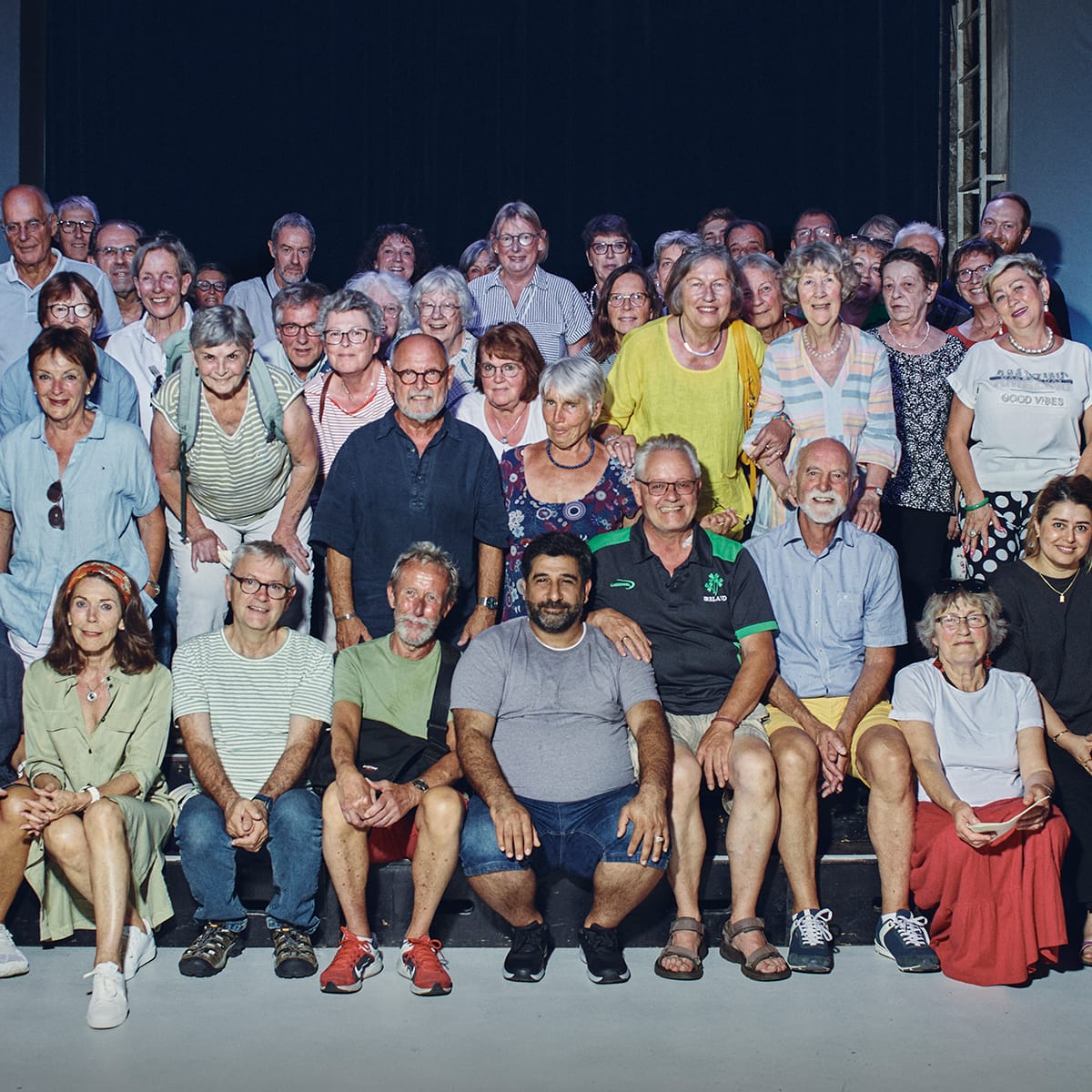 Gruppenfoto des Teams mit zahlreichen ehrenamtlichen Helfern.