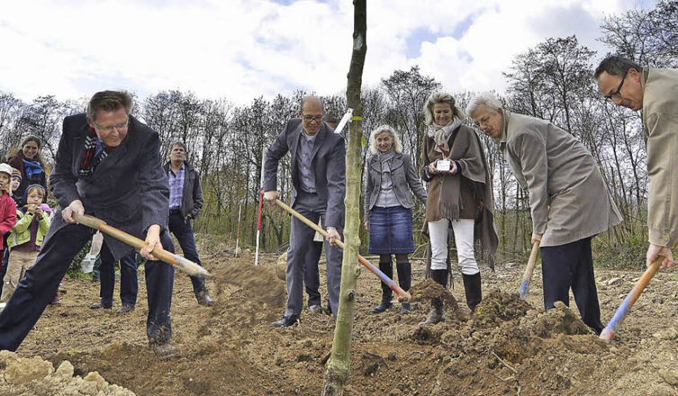 Personengruppe beim Spatenstich 2014 für den Tafelgarten.