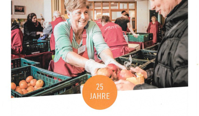 Urkunde zum 25-jährigen Jubiläum der Freiburger Tafel e.V., ausgestellt von der Tafel Deutschland, mit einem Bild einer Mitarbeiterin, die Obst an einen Kunden verteilt.